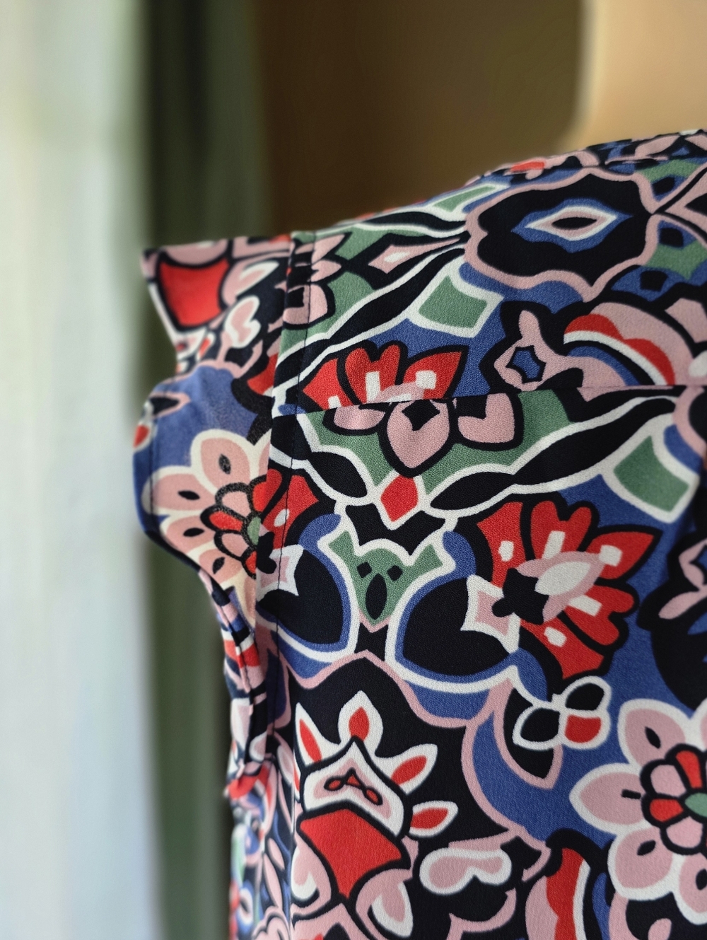 Ann Taylor LOFT | Vibrant Boho Floral Sleeveless Blouse Size Small Lightweight - Picture 7 of 12